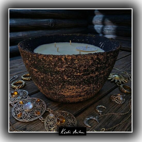 Kerze aus der Kollektion „Spīdala“